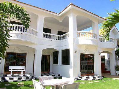 pic Beautiful spacious two storey house