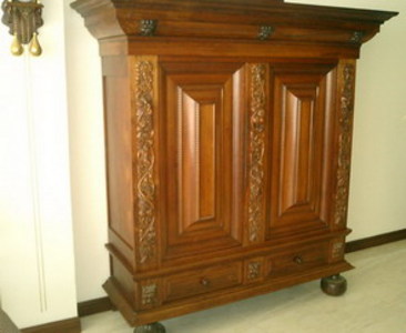 pic BEAUTIFUL SOLID-OAK LOUNGE CUPBOARD 