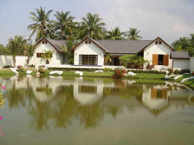 pic Luxury home set on fish-stocked lake 