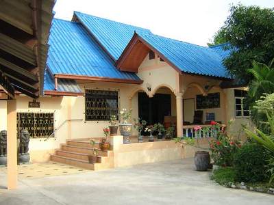 pic A single house with a very large garden