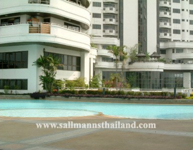 pic Beautiful compound on Pattanakarn Road