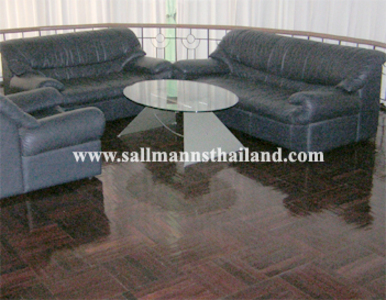 pic Spacious living and dining area