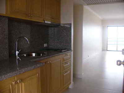 pic High floor, front center apartment
