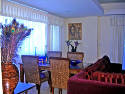 pic Large Furnished Corner Condo