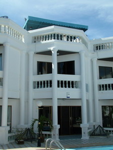 pic Imposing Town House in Top Location!