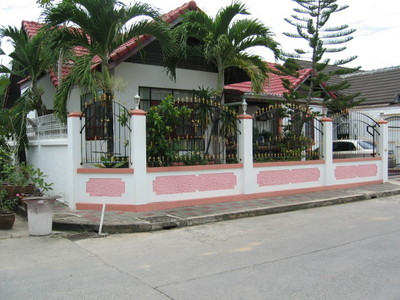 pic Three Bedroom House in the Centre 