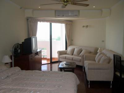 pic A nicely presented studio apartment