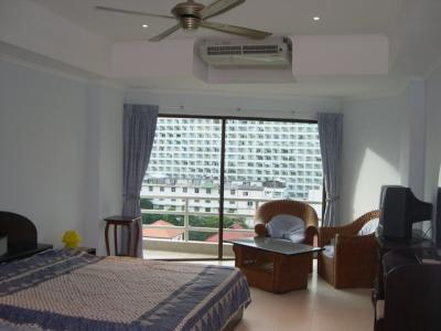pic This spacious corner unit