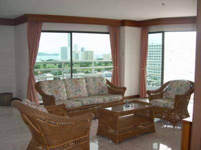 pic Large, tastefully presented apartment