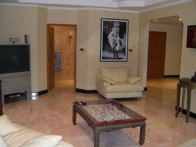 pic A good size apartment on high floor 