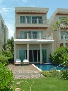 pic A 3 storey town house by the sea. 