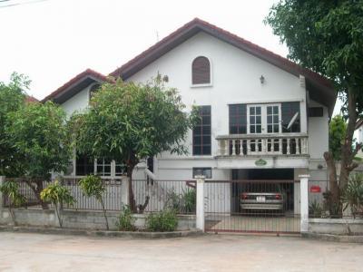 pic A detached bungalow off Thepprasit road.