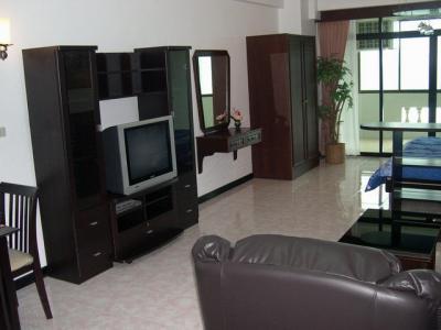 pic A well presented studio apartment