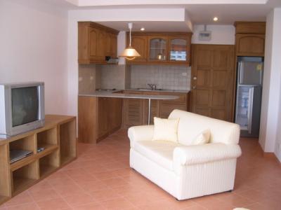 pic Well presented 1 bedroom apartment 