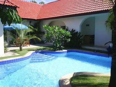 pic House with pool for sale.