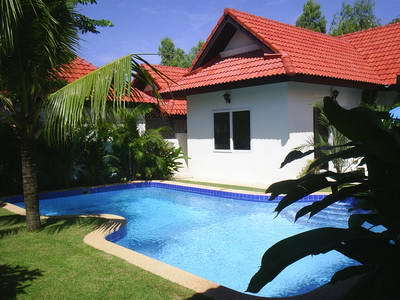 pic House with pool for sale.