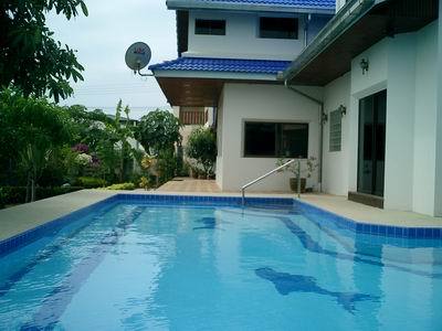 pic Large Two Storey House & Swimming Pool