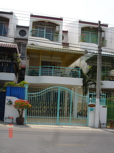 pic 3 Storey Townhouse.