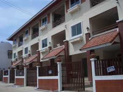 pic 3 storey townhouse on Pattaya hill