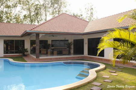 pic House near Mabprachan Lake.