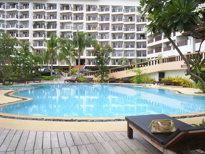 pic Luxury condo in a well managed building