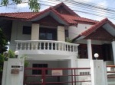 pic 2 storey house for sale 