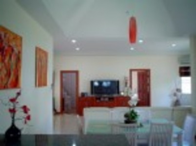 pic 2 bedrooms / 2 bathrooms 1 storey house