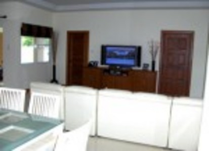 pic 2 bedrooms / 2 bathrooms 1 storey house