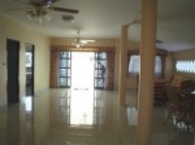 pic A large 2 bedorom bungalow