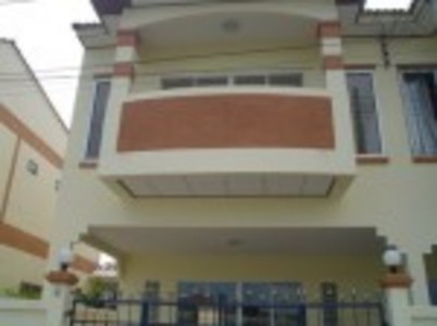 pic 2 storey house for sale 