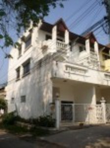 pic 3 storey town-house - your privacy,
