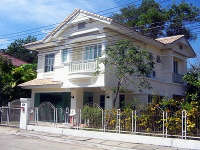 pic Grand family house with big yard 