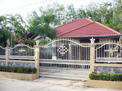 pic Big fenced 3 year old family house