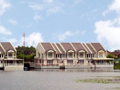 pic 2 floor unique townhouse with lake view