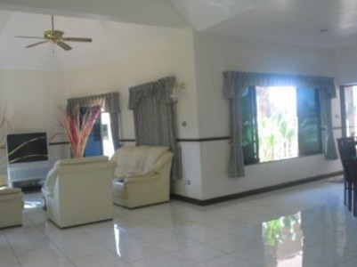 pic 3BED ROOS HOUSE FOR RENT MABPRACHAN AREA