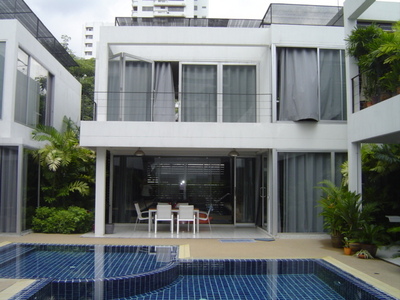 pic A small compound of contemporary-style 