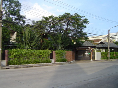 pic A modern house located in Moobaan Panya