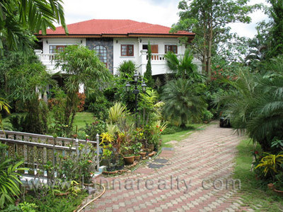 pic Lamphun Mansion on Ping River