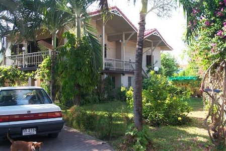 pic Beautiful colonial style house