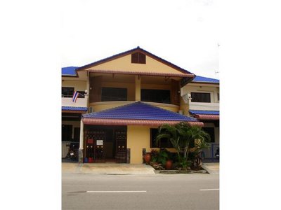 pic Large two storey townhouse 