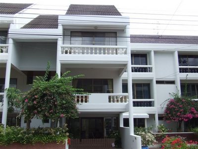 pic Spacious three level townhouse 