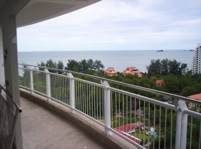 pic Luxurious beachside condominium