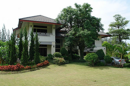 pic 2-storey home with large garden