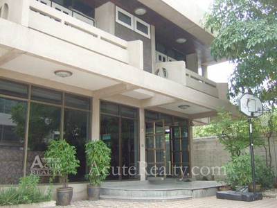 pic Single House for Rent on Sathorn Road