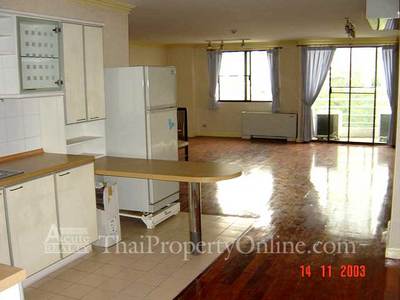 pic Well-equipped kitchen &cozy living room