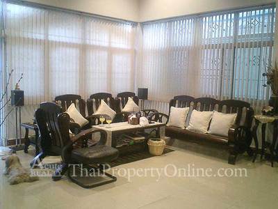 pic Is spacious and accented in Modern style