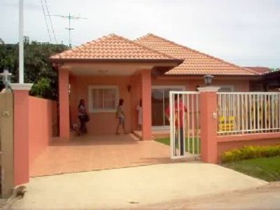 pic Newly build, empty detached bungalow