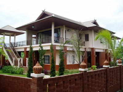 pic Contemporary resort-style house