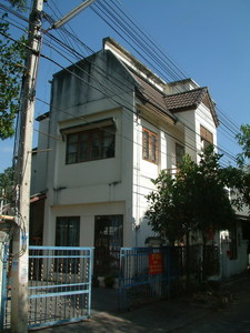 pic A townhouse located in a housing project