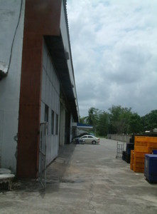pic Land with a warehouse and 2 houses 